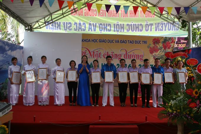 Với những cống hiến tâm huyết, các thầy cô được Ban Giám đốc Trung tâm khen thưởng