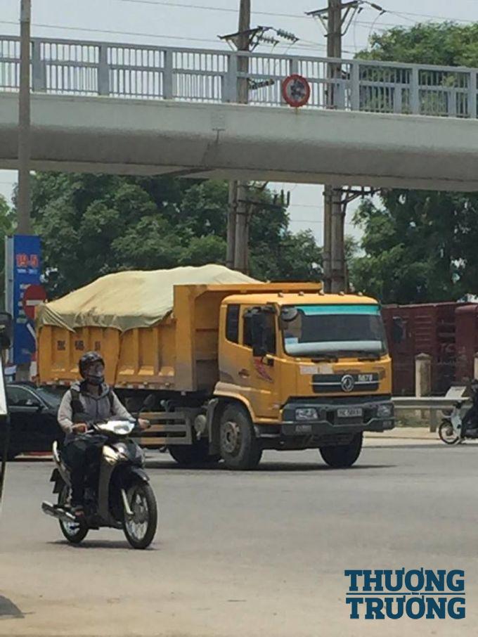 Xe quá khổ quá tải chở vật liệu có 