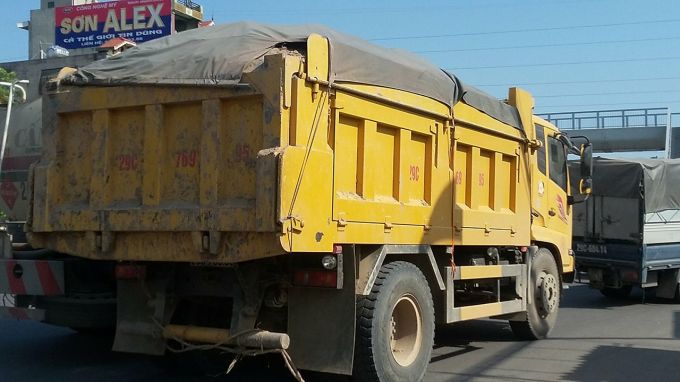 Xe chở cát có ngọn di chuyển qua ngã tư Phan Trọng Tuệ - Ngọc Hồi nhưng không bị kiểm tra.