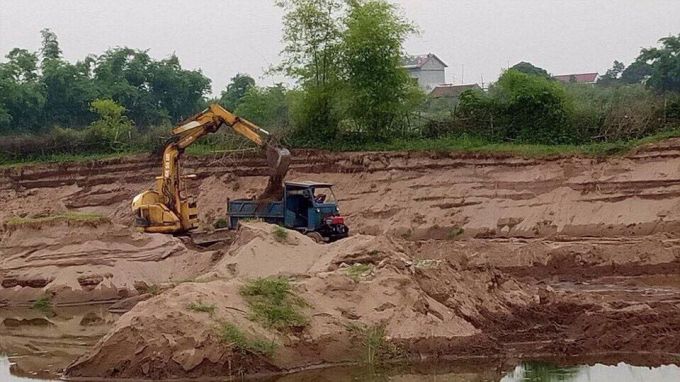 T&igrave;nh trạng khai th&aacute;c c&aacute;t tại b&atilde;i s&ocirc;ng Hồng thuộc địa b&agrave;n x&atilde; Ph&uacute; Cường (Ba V&igrave;, H&agrave; Nội).