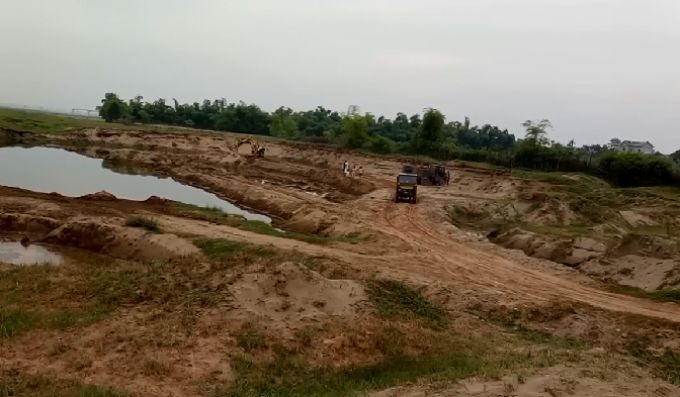 Xe c&ocirc;ng n&ocirc;ng chở c&aacute;t cao v&uacute;t đang vận chuyển c&aacute;t di chuyển qua khu d&acirc;n cư.