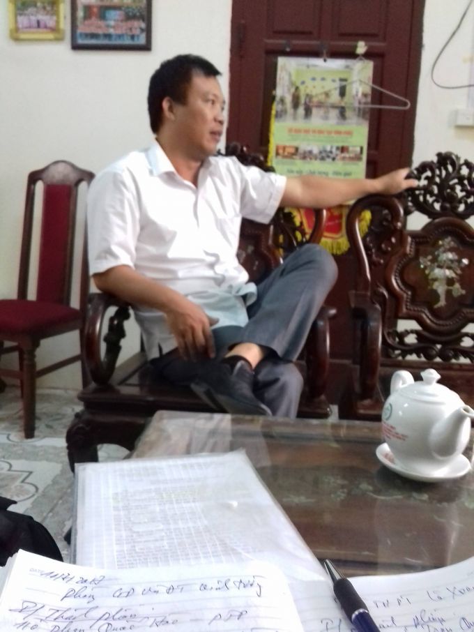 &Ocirc;ng Nguyễn Trần Quang - Ph&oacute; Hiệu trưởng trường THPT L&ecirc; Xoay (Thị trấn Vĩnh Tường, Vĩnh Ph&uacute;c) l&agrave;m việc với ph&oacute;ng vi&ecirc;n.