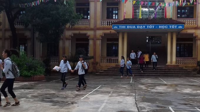 Theo &ocirc;ng Nguyễn Văn T&igrave;nh - Hiệu trưởng trường THCS Sơn L&ocirc;i (huyện B&igrave;nh Xuy&ecirc;n) s&aacute;ng ng&agrave;y 6/7/2017 c&oacute; khoảng 41 học sinh lớp 8A đến học To&aacute;n v&agrave; Văn tại trường THCS Sơn L&ocirc;i.