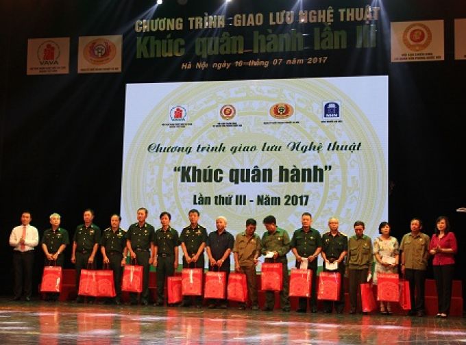 B&agrave; Đ&agrave;o Hồng Lan, Ủy vi&ecirc;n dự khuyết Ban chấp h&agrave;nh Trung ương Đảng &ndash; Thứ trưởng Bộ Lao động Thương binh v&agrave; X&atilde; hội  (b&ecirc;n phải ngo&agrave;i c&ugrave;ng ảnh) v&agrave; Nh&agrave; b&aacute;o Đ&agrave;o Xu&acirc;n Hưng - Ph&oacute; Tổng Bi&ecirc;n tập Phụ tr&aacute;ch b&aacute;o Người H&agrave; Nội tặng qu&agrave; cho c&aacute;c cựu chiến binh, gia đ&igrave;nh ch&iacute;nh s&aacute;ch, người c&oacute; c&ocirc;ng với c&aacute;ch mạng...