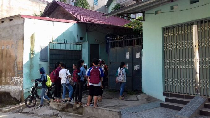 Nhiều học sinh theo học tiếng Anh do b&agrave; Trần Thị Ngọc Qu&yacute; - Gi&aacute;o vi&ecirc;n trường THPT Chuy&ecirc;n Vĩnh Ph&uacute;c dạy tại nh&agrave; d&acirc;n khu 10 (gần đ&igrave;nh L&aacute;p), phường Li&ecirc;n Bảo, TP Vĩnh Y&ecirc;n v&agrave;o chiều ng&agrave;y 6/7/2017. B&agrave; Qu&yacute; cho biết học sinh l&agrave; của người th&acirc;n kh&ocirc;ng thu tiền.