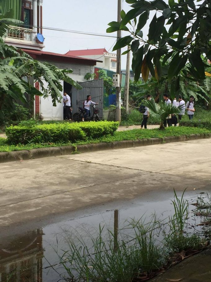 Đ&ocirc;ng học sinh mang ba l&ocirc;, cặp s&aacute;ch đi ra từ nh&agrave; &ocirc;ng Nguyễn Minh Hải - Gi&aacute;o vi&ecirc;n trường THPT L&ecirc; Xoay, huyện Vĩnh Tường.