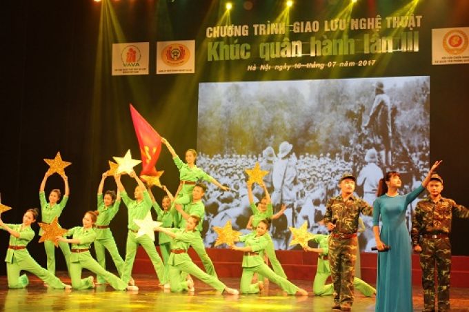 Văn nghệ ch&agrave;o mừng với c&aacute;c c&aacute;c ca kh&uacute;c về c&aacute;ch mạng, ca ngợi Đảng, ca ngợi B&aacute;c Hồ.