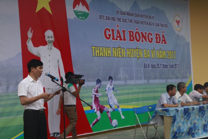 &Ocirc;ng B&ugrave;i Trần H&agrave; - Ph&oacute; Trưởng Ban tổ chức giải b&oacute;ng đ&aacute; thanh ni&ecirc;n huyện Ba V&igrave; năm 2017 ph&aacute;t biểu khai mạc.