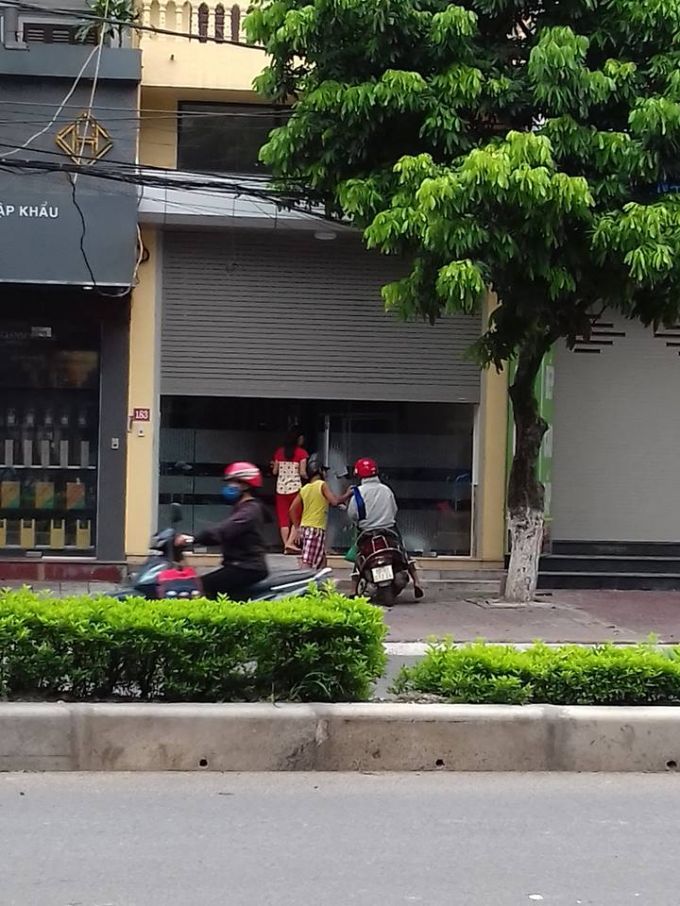 Nhiều học sinh đeo cặp s&aacute;ch đến nh&agrave; ri&ecirc;ng của b&agrave; Đồng Thị Thu Hường tại 183 đường H&ugrave;ng Vương (TP Vĩnh Y&ecirc;n, Vĩnh Ph&uacute;c) &ndash; Gi&aacute;o vi&ecirc;n dạy Tiếng Anh trường THCS T&iacute;ch Sơn.