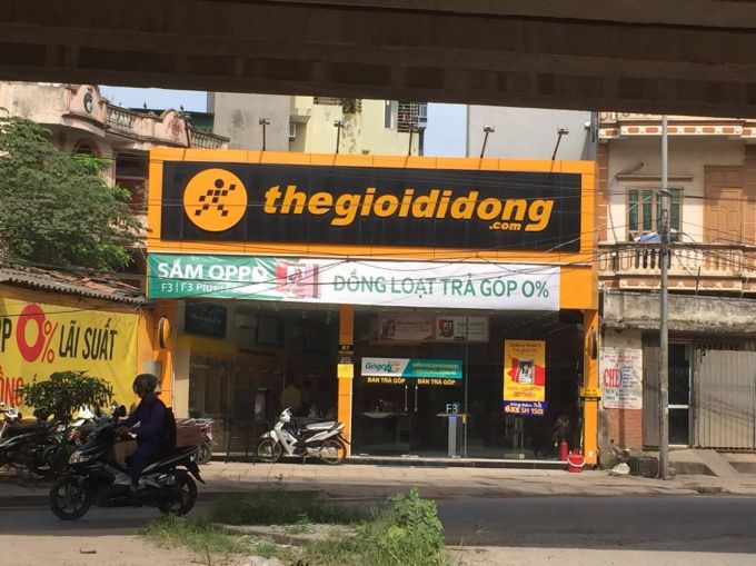 Cửa h&agrave;ng Thế giới di động tại số 87 T&acirc;n Xu&acirc;n (P.Xu&acirc;n Đỉnh, Bắc Từ Li&ecirc;m, H&agrave; Nội) bị tố h&agrave;nh kh&aacute;ch h&agrave;ng.
