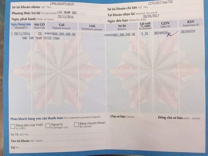 ghi chú sổ góc khách hàng vẫn cầm trên tay và xác nhận chưa hề rút tiền 2 lần từ sổ tiết kiệm.