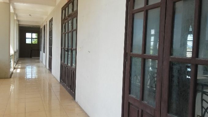 C&aacute;c ph&ograve;ng ban tại UBND x&atilde; Nhật T&acirc;n (huyện Kim Bảng, tỉnh H&agrave; Nam) kh&oacute;a cửa kh&ocirc;ng l&agrave;m việc khi chưa hết giờ h&agrave;nh ch&iacute;nh (Ảnh chụp l&uacute;c 10h23 ph&uacute;t s&aacute;ng 11/8/2017).