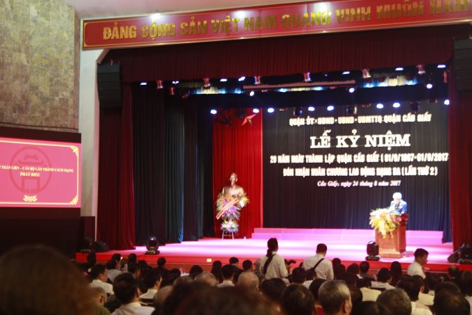 1.	To&agrave;n cảnh buổi lễ kỷ niệm 20 năm ng&agrave;y th&agrave;ng lập quận Cầu Giấy v&agrave; đ&oacute;n nhận Hu&acirc;n chương Lao động hạng Ba (lần thứ 2).