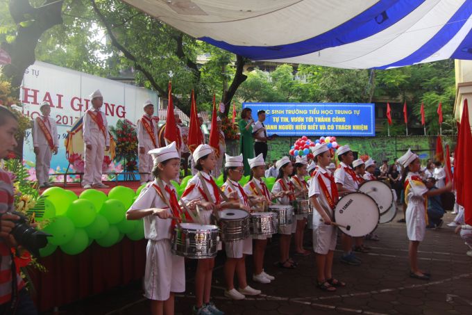 Lễ Ch&agrave;o cờ của Trường TH Trung Tự trong ng&agrave;y khai giảng.