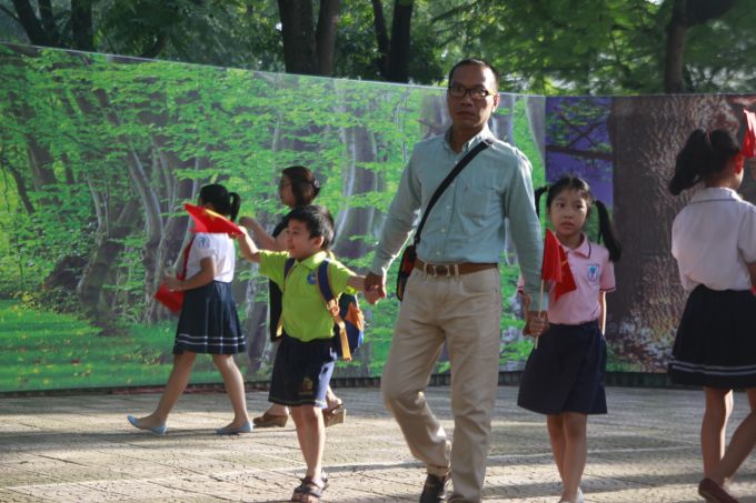 Phụ huynh học sinh Trường Tiểu học Trung Tự vui mừng đưa con dự Lễ khai giảng năm học 2017 - 2018.
