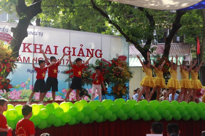C&aacute;c tiết mục văn nghệ ch&agrave;o mừng năm học mới của c&aacute;c em học sinh Trường Tiểu học Trung Tự.