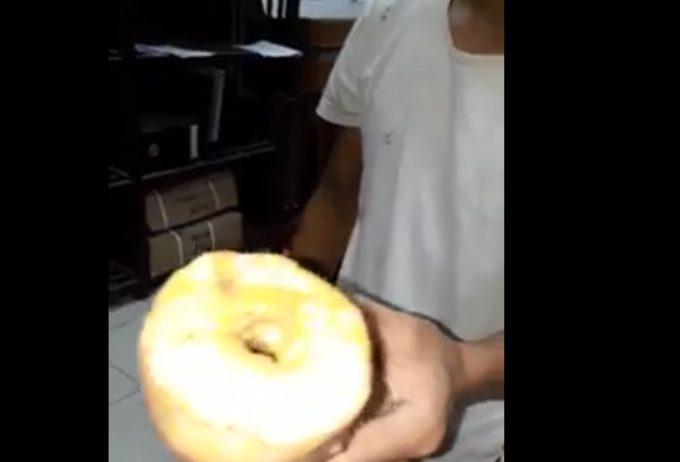 Nhiều phụ huynh bức x&uacute;c khi số thực phẩm cho học sinh b&aacute;n tr&uacute; ăn l&agrave; thực phẩm hỏng, kh&ocirc;ng r&otilde; nguồn gốc. (Ảnh cắt từ video).