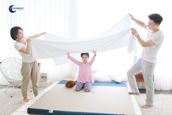 Đặc biệt, b&eacute; Chip kh&aacute; th&iacute;ch th&uacute; khi được thỏa sức chơi đ&ugrave;a c&ugrave;ng bố mẹ như đang ở nh&agrave;.