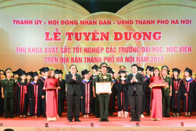 Tuy&ecirc;n dương Thủ khoa xuất sắc tốt nghiệp c&aacute;c trường đại học, học viện tr&ecirc;n địa b&agrave;n Thủ đ&ocirc; năm 2017. (Ảnh: chinhphu.vn).