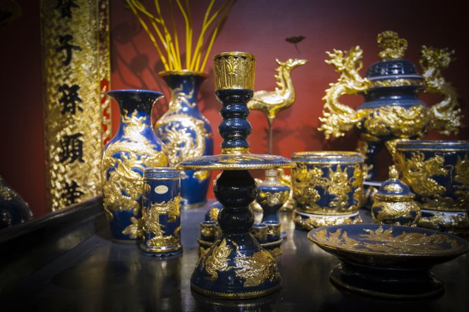 Bộ sưu tập được s&aacute;ng tạo dựa tr&ecirc;n cảm hứng từ truyền thống của d&ograve;ng họ, gia tộc c&oacute; lịch sử h&agrave;ng ngh&igrave;n năm tại l&agrave;ng gốm cổ truyền B&aacute;t Tr&agrave;ng v&agrave; l&agrave;ng d&aacute;t v&agrave;ng Ki&ecirc;u Kị (Gia L&acirc;m, H&agrave; Nội), sự kết hợp tinh tế giữa d&ograve;ng men lam cổ với v&agrave;ng r&ograve;ng - biểu tượng của sự ph&uacute; qu&yacute;, mang lại gi&aacute; trị văn h&oacute;a độc đ&aacute;o v&agrave; &yacute; nghĩa trường tồn.