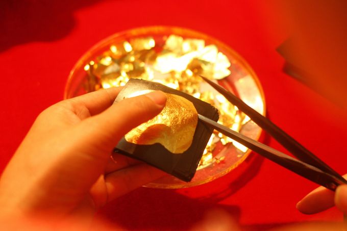 Nghệ nh&acirc;n Phạm  Đạt ph&acirc;n t&iacute;ch, t&aacute;c phẩm gốm d&aacute;t v&agrave;ng l&agrave; sự kết hợp tinh tế giữa d&ograve;ng men lam cổ với v&agrave;ng r&ograve;ng, biểu tượng của sự ph&uacute; qu&yacute;, mang lại gi&aacute; trị văn h&oacute;a độc đ&aacute;o v&agrave; &yacute; nghĩa trường tồn. D&ograve;ng men rạn cổ được &ocirc;ng phục chế theo b&iacute; k&iacute;p gia truyền từ thế kỷ 16.