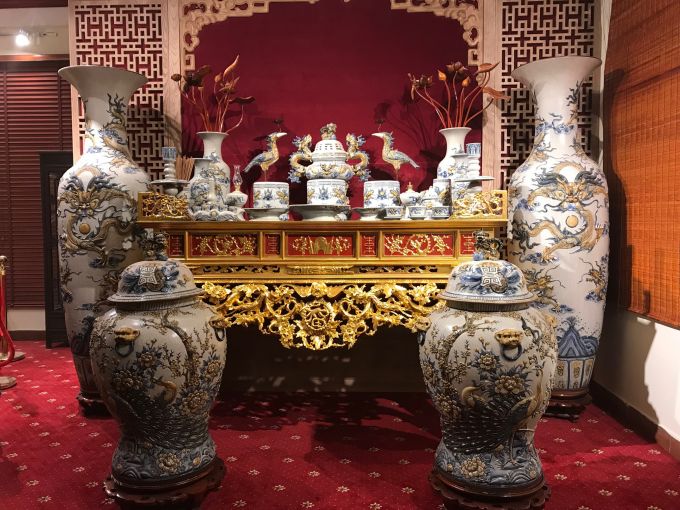 Bộ sưu tập &ldquo;Hưng Thịnh&rdquo; l&agrave; t&aacute;c phẩm được xử dụng d&ograve;ng men rạn cổ phục chế từ thế kỷ 16 v&agrave; đặc biệt bộ sưu tập &ldquo;Hưng Thịnh&rdquo; gồm c&oacute; cặp lộc b&igrave;nh được cấp bằng x&aacute;c lập kỷ lục cao nhất Việt Nam, &yacute; nghĩa đem lại sự hưng khởi &ndash; thịnh vượng.