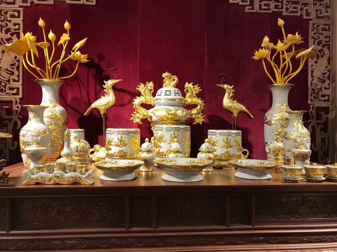 Ba bộ sưu tập n&agrave;y ph&ugrave; hợp trưng b&agrave;y với c&aacute;c kh&ocirc;ng gian t&acirc;m linh như nh&agrave; biệt thự, nh&agrave; phố, nh&agrave; cổ, nh&agrave; thờ gia tộc&hellip; hoặc đặt ở những địa danh linh thi&ecirc;ng như đ&igrave;nh, đền, ch&ugrave;a, phủ.