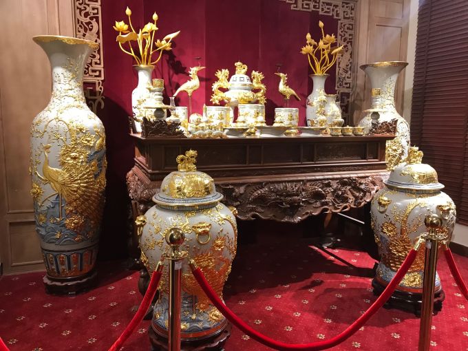 Trong dịp n&agrave;y, C&ocirc;ng ty Cổ phần B&aacute;t Tr&agrave;ng Việt Nam &ndash; Gốm t&acirc;m linh Gia Tộc Việt cho ra mắt hai bộ sưu tập gồm: Bộ sưu tập &ldquo;Bảo An&rdquo; l&agrave; t&aacute;c phẩm được chế t&aacute;c từ d&ograve;ng men rạn cổ kết hợp với v&agrave;ng r&ograve;ng, &yacute; nghĩa mang lại sự b&igrave;nh an, may mắn.