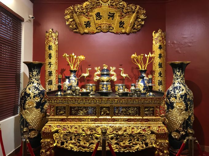 Ba bộ sưu tập: Ph&uacute;c Lộc, Bảo An v&agrave; Hưng Thịnh kh&ocirc;ng chỉ chứa đựng b&ecirc;n trong gi&aacute; trị văn h&oacute;a truyền thống của d&acirc;n tộc m&agrave; c&ograve;n l&agrave; biểu tượng độc đ&aacute;o, tinh tế qua từng n&eacute;t hoa văn, sự hội tụ ngũ h&agrave;nh tương sinh. Ba bộ sưu tập n&agrave;y ph&ugrave; hợp trưng b&agrave;y với c&aacute;c kh&ocirc;ng gian t&acirc;m linh như nh&agrave; biệt thự, nh&agrave; phố, nh&agrave; cổ, nh&agrave; thờ gia tộc&hellip;Bộ sưu tập n&agrave;y cũng ph&ugrave; hợp với việc c&ocirc;ng đức, cầu may tới c&aacute;c địa danh linh thi&ecirc;ng như: đ&igrave;nh, đền, ch&ugrave;a, phủ...Trong dịp n&agrave;y c&ocirc;ng ty cũng ch&iacute;nh thức tiếp nhận đơn đặt h&agrave;ng chế t&aacute;c ri&ecirc;ng cho từng đối t&aacute;c c&oacute; nhu cầu theo phi&ecirc;n bản nguy&ecirc;n mẫu của bộ sưu tập.