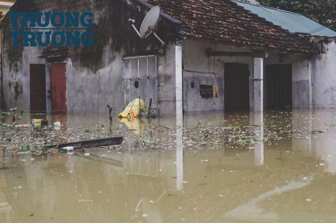 Mưa lũ khi&ecirc;n Nho Quan (Ninh B&igrave;nh) ngập trong nước.