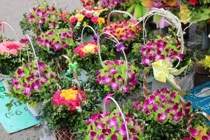 1.	Khảo s&aacute;t thị trường hoa tươi tại nhiều chợ đầu mối hoa lớn như Quảng B&aacute;, T&acirc;y Tựu, M&ecirc; Linh v&agrave; nhiều shop hoa tươi tr&ecirc;n địa b&agrave;n H&agrave; Nội của ph&oacute;ng vi&ecirc;n Thương Trường ng&agrave;y 19/10 cho thấy, trong khi gi&aacute; c&aacute;c loại hoa hồng nội địa từ Đ&agrave; Lạt, Sapa (L&agrave;o Cai) về H&agrave; Nội chỉ dao động ở mức 15.000 - 30.000 đồng/b&ocirc;ng.