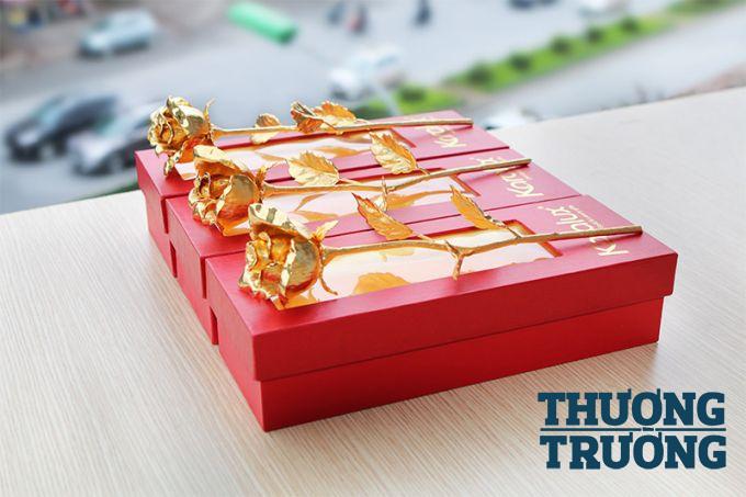 9.	B&ecirc;n cạnh những m&oacute;n qu&agrave; phổ biến như: hoa tươi, gấu b&ocirc;ng&hellip; th&igrave; những m&oacute;n qu&agrave; tặng như hoa hồng d&aacute;t v&agrave;ng 24k cũng đang được người ti&ecirc;u d&ugrave;ng lựa chọn mỗi dịp lễ 20/10. Lướt qua một số cửa h&agrave;ng chuy&ecirc;n cung cấp qu&agrave; tặng hoa hồng d&aacute;t v&agrave;ng cũng thấy cho&aacute;ng ngợp bởi mẫu m&atilde; sản phẩm đa dạng, phong ph&uacute;.(Sản phẩm l&agrave; hoa hồng d&aacute;t v&agrave;ng đang được b&aacute;n với gi&aacute; 2.500.000 đồng/b&ocirc;ng).