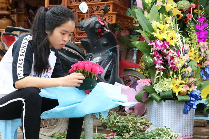 5.	Theo ghi nhận của ph&oacute;ng vi&ecirc;n, dịp 20/10 năm nay, nhiều kh&aacute;ch h&agrave;ng cũng c&oacute; y&ecirc;u cầu kh&aacute; khắt khe đối với c&aacute;c l&atilde;ng hoa. Một giỏ hoa c&oacute; thể l&ecirc;n tới cả triệu đồng. &ldquo;Từ h&ocirc;m qua cửa h&agrave;ng ch&uacute;ng t&ocirc;i b&aacute;n gi&aacute; 300.000 &ndash; 400.000 đồng/ giỏ hoa&rdquo;. Một chủ cửa h&agrave;ng tr&ecirc;n phố Nhổn chia sẻ.