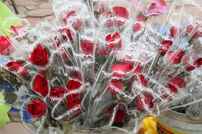 6.	Mặc d&ugrave;, những m&oacute;n qu&agrave; từ hoa đ&atilde; qu&aacute; quen thuộc nhưng kh&ocirc;ng thể phủ nhận hoa lu&ocirc;n c&oacute; sức h&uacute;t đối với một nửa thế giới trong ng&agrave;y 20/10. Thực tế, t&acirc;m l&iacute; đa số phụ nữ đều th&iacute;ch hoa hồng n&ecirc;n hoa hồng vẫn được xem l&agrave; m&oacute;n qu&agrave; kh&ocirc;ng thể thiếu v&agrave;o những dịp như thế n&agrave;y.