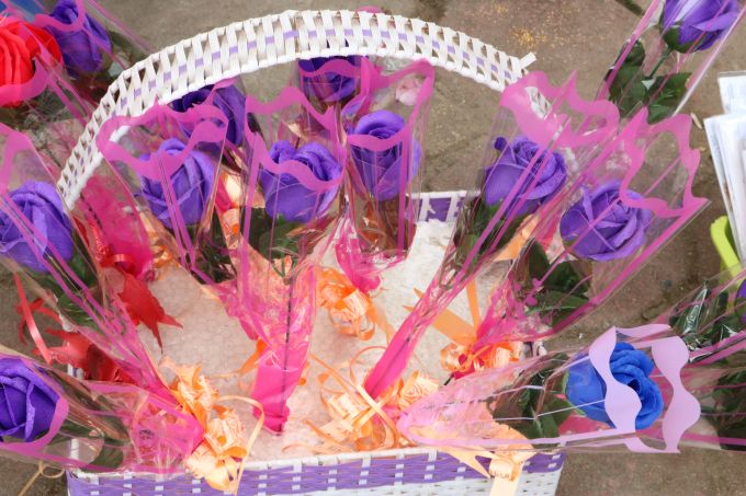 7.	Năm nay, nhiều đấng m&agrave;y r&acirc;u cũng chọn hoa s&aacute;p l&agrave;m qu&agrave; tặng cho người phụ nữ m&igrave;nh y&ecirc;u thương. Nhiều người cho rằng hoa s&aacute;p để được l&acirc;u cũng như chứng minh được t&igrave;nh cảm vĩnh cửu của m&igrave;nh. Mỗi b&ocirc;ng hoa s&aacute;p gi&aacute; 20.000 &ndash; 30.000 đồng/b&ocirc;ng.