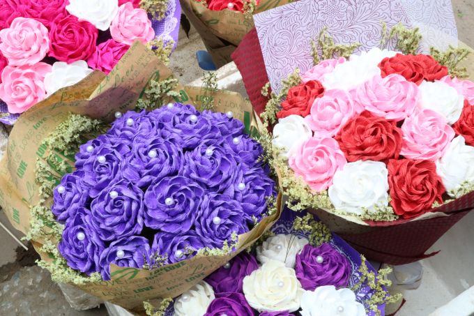 8.	Thị trường hoa H&agrave; Nội xuất hiện c&aacute;c loại hoa hồng giấy vừa &ldquo;độc&rdquo; vừa lạ mắt thu h&uacute;t người mua, gi&aacute; b&aacute;n lẻ dao động từ 180.000-300.000 đồng/l&atilde;ng. Theo chị Ho&agrave;ng Thị Thu Thảo, chuy&ecirc;n kinh doanh hoa hồng giấy mỗi dịp lễ th&igrave; &ldquo;chỉ cần một ch&uacute;t kh&eacute;o tay, với những dụng cụ đơn giản, bạn c&oacute; thể l&agrave;m những b&ocirc;ng hoa hồng xinh xắn nhiều m&agrave;u sắc để l&agrave;m qu&agrave; tặng&rdquo;.