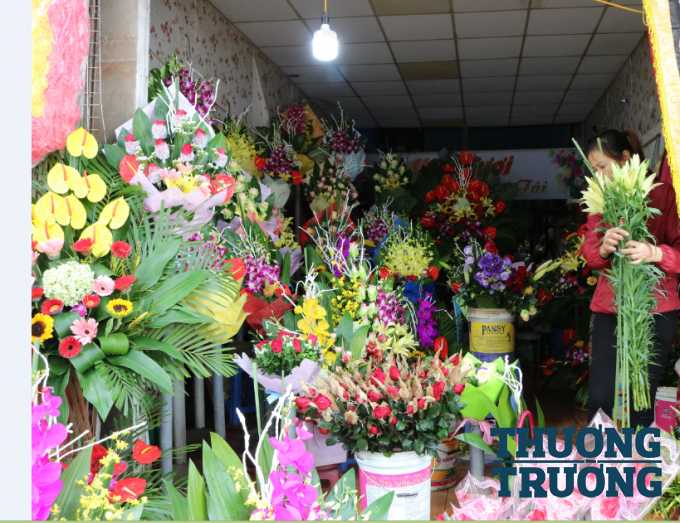 10.	Theo ghi nhận, nhiều kh&aacute;ch h&agrave;ng do kh&ocirc;ng ở cạnh người phụ nữ m&igrave;nh y&ecirc;u thương cũng chọn dịch vụ chuyển qu&agrave; trực tuyến, gi&aacute; dịch vụ chuyển qu&agrave; trực tuyến cũng t&ugrave;y thuộc v&agrave;o độ xa gần của kh&aacute;ch h&agrave;ng cũng như ch&iacute;nh s&aacute;ch của b&ecirc;n cung cấp dịch vụ. Ph&iacute; vận chuyển thường dao động từ 10.000 &ndash; 30.000 đồng cho đơn h&agrave;ng dưới 10km. Nhưng nếu rơi v&agrave;o đ&uacute;ng ng&agrave;y 20/10 th&igrave; ph&iacute; c&oacute; thể l&ecirc;n đến 50.000 &ndash; 60.000 đồng.