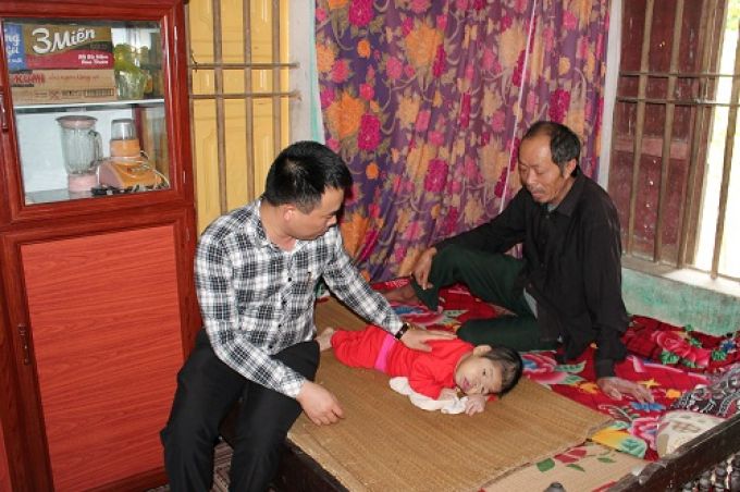 Nh&agrave; b&aacute;o Đ&agrave;o Xu&acirc;n Hưng - Tổng Bi&ecirc;n tập B&aacute;o Người H&agrave; Nội thăm hỏi gia đ&igrave;nh &ocirc;ng Phạm Văn B&igrave;nh x&oacute;m Chuyền x&atilde; Vạn Thiện.