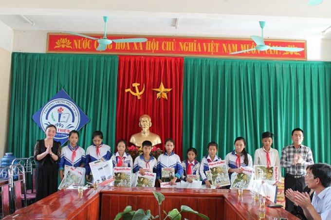 Nh&agrave; b&aacute;o Đ&agrave;o Xu&acirc;n Hưng - Tổng Bi&ecirc;n tập B&aacute;o Người H&agrave; Nội v&agrave; b&agrave; L&ecirc; Thu Hương - GĐ C&ocirc;ng ty Thời trang Maria tặng qu&agrave; cho c&aacute;c em học sinh trường THCS Vạn Thiện.