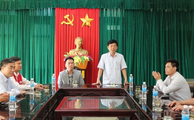 &Ocirc;ng L&ecirc; Xu&acirc;n H&ugrave;ng, UVBTV - PCT UBND huyện N&ocirc;ng Cống - th&ocirc;ng tin về thiệt hại mưa lũ tr&ecirc;n địa b&agrave;n huyện v&agrave; gửi lời cảm ơn đến b&aacute;o Người H&agrave; Nội c&ugrave;ng đo&agrave;n từ thiện.