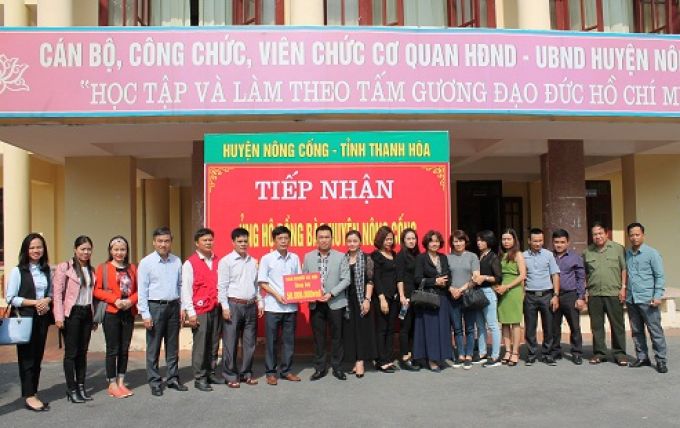 Đo&agrave;n ủng hộ trao bảng tiếp nhận ủng hộ cho l&atilde;nh đạo huyện N&ocirc;ng Cống.