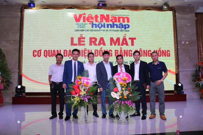 Đồng nghiệp c&ocirc;ng t&aacute;c tại nhiều cơ quan th&ocirc;ng tấn b&aacute;o ch&iacute; truyền th&ocirc;ng ch&uacute;c mừng ban l&atilde;nh đạo VP đại diện.(Ảnh: Đăng Chung)