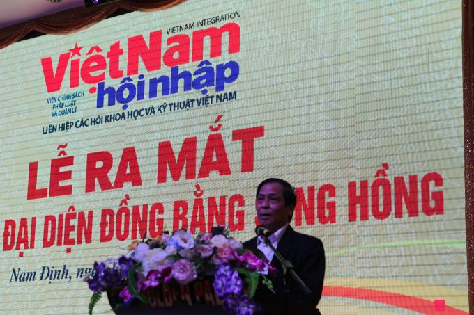 Nh&agrave; b&aacute;o Đặng Đ&igrave;nh Chấn - Tổng thư k&yacute; t&ograve;a soạn c&ocirc;ng bố quyết định bổ nhiệm c&aacute;n bộ cơ quan đại diện đồng bằng s&ocirc;ng Hồng (Ảnh: Đăng Chung)