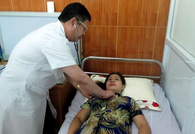 &Ocirc;ng Phạm Th&agrave;nh Vận - Gi&aacute;m đốc Bệnh viện Đa khoa 16A H&agrave; Đ&ocirc;ng đang thăm kh&aacute;m cho bệnh nh&acirc;n