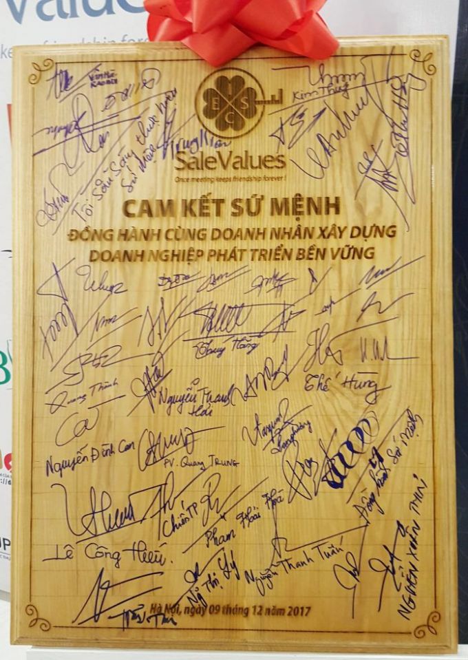 Bảng ký kết ghi nhớ hợp tác của đại diện các doanh nghiệp, cam kết đồng hành cùng doanh nghiệp phát triển bền vững