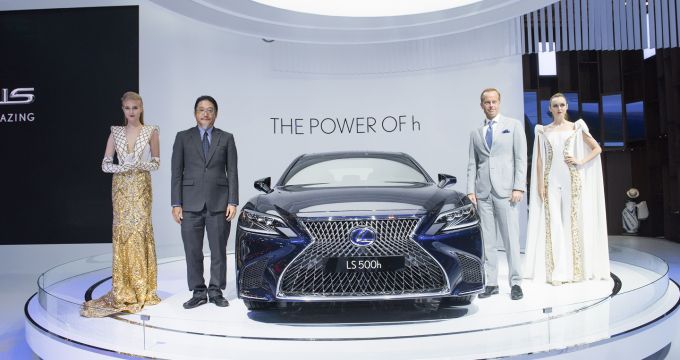 Lexus LS500h xuất hiện hoành tráng tại Vietnam Motor Show 2017