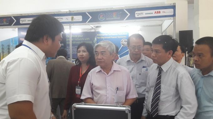 &Ocirc;ng Nguyễn Qu&acirc;n c&ugrave;ng c&aacute;c l&atilde;nh đạo đi tham c&aacute;c gian h&agrave;ng