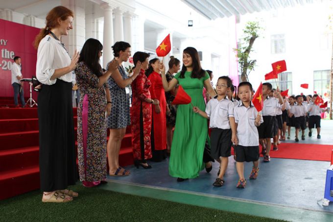 Năm học n&agrave;y, c&ocirc; v&agrave; tr&ograve; trường Tiểu học, THCS Archimedes Academy, H&agrave; Nội, phấn khởi v&igrave; được học tập trong ng&ocirc;i trường mới khai trương ở H&agrave; Nội. Ảnh: L&ecirc; Thanh.