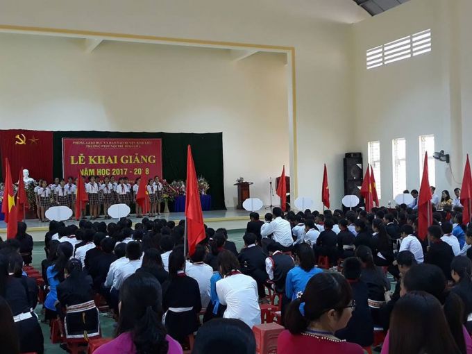 Lễ khai giảng đơn giản nhưng ấm c&uacute;ng của trường PTDT Nội Tr&uacute; B&igrave;nh Li&ecirc;u ( Quảng Ninh)