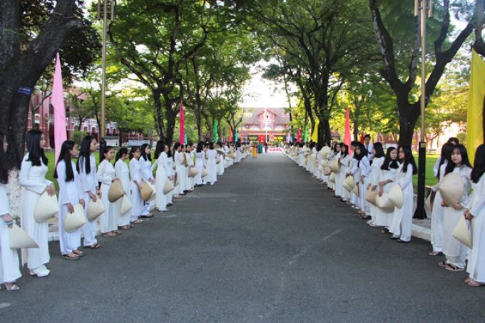 Nữ sinh THPT Trưng Vương xếp h&agrave;ng d&agrave;i ch&agrave;o đ&oacute;n học sinh trở lại trường sau kỳ nghỉ h&egrave;. Ảnh: V&otilde; Thạnh.